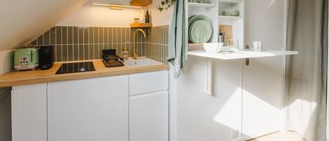 Kühlschrank, Mikrowelle, Ofen, Wasserkocher mit Kaffee-/Teezubehör