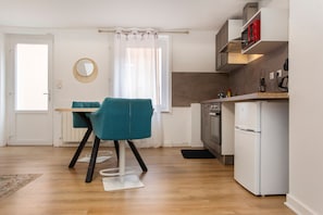 Réfrigérateur, micro-ondes, four, cafetière/bouilloire
