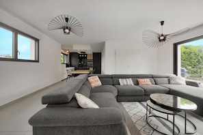 TV - La Villa Sainghin - Piscine et Jacuzzi Privé (Sainghin-en-Mélantois)