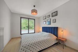 4 bedrooms, iron/ironing board, free WiFi, bed sheets