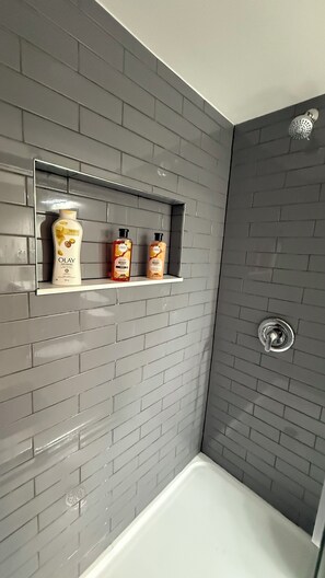 Ducha, toallas, jabón y papel higiénico