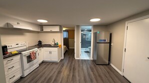 Microwave, oven, stovetop - Family-Friendly 2BR – Close to all Niagara Falls Attractions (Niagara Falls)