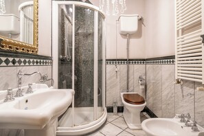 Apartment | Bathroom | Shower, hair dryer, bidet, towels - Portanuova Home Colle Val D'elsa (Colle di Val d'Elsa)