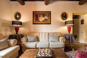 公寓 | 起居區 | 32-吋平面電視,提供有線頻道