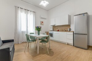 Interior - GuestHost - Seafront Apartment near Palermo (Palermo)