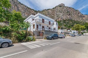 Exterior - GuestHost - Seafront Apartment near Palermo (Palermo)