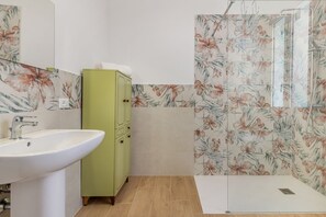 Bruser, bidet, håndklæder