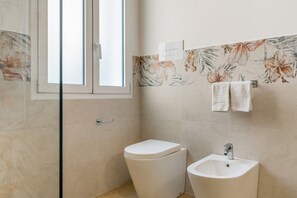 Shower, bidet, towels - GuestHost - Seafront Apartment near Palermo (Palermo)