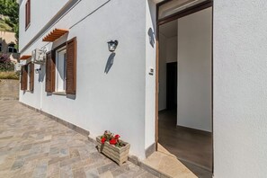 Exterior detail - GuestHost - Seafront Apartment near Palermo (Palermo)