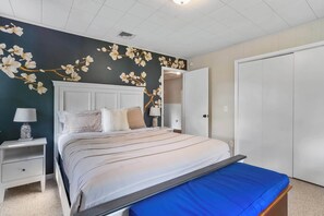 4 bedrooms, desk, iron/ironing board, WiFi - Waterfront Hot Tub Retreat w Kayaks | Kayak Point (North Fork)