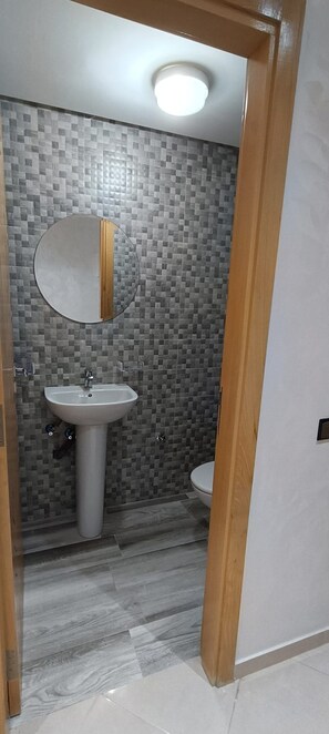 Dusj, hårføner, håndklær og såpe