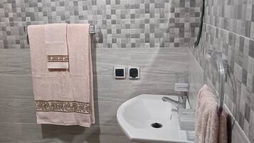 Dusj, hårføner, håndklær og såpe