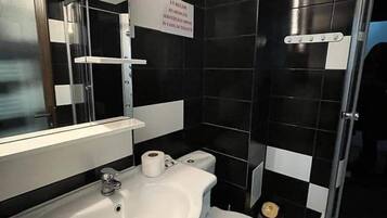 Deluxe-Studio, Balkon, Stadtblick | Badezimmer | Duschwanne, kostenlose Toilettenartikel, Haartrockner, Handtücher