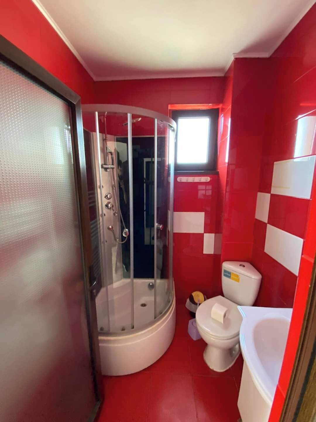 Studio Deluxe - balkong - utsikt mot staden | Badrum | Badkar/dusch, gratis toalettartiklar, hårtork och handdukar
