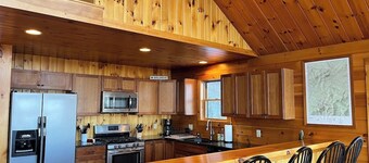 New! Mountain View Escape - Panoramic Views. 3 Bed, 2 Bath Modern Cabin.