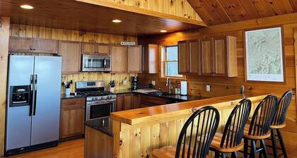 New! Mountain View Escape - Panoramic Views. 3 Bed, 2 Bath Modern Cabin.