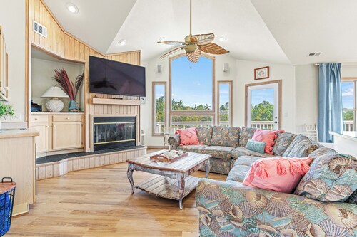 Spacious Pet Friendly 6-bedroom all season retreat in Corolla w/ pool and sauna