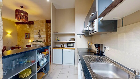 Fridge, microwave, oven, coffee/tea maker