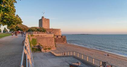 Le refuge de la Fée - Beach and center