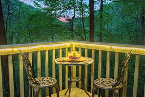 Outdoor dining - Luxury Retreat with Hot Tub in Pigeon Forge (Pigeon Forge)