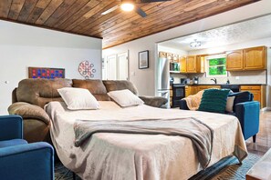 2 bedrooms, iron/ironing board, free WiFi, bed sheets