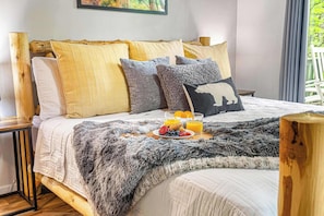 2 bedrooms, iron/ironing board, free WiFi, bed sheets - Luxury Retreat with Hot Tub in Pigeon Forge (Pigeon Forge)