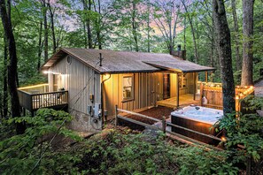 Outdoor spa tub - Luxury Retreat with Hot Tub in Pigeon Forge (Pigeon Forge)