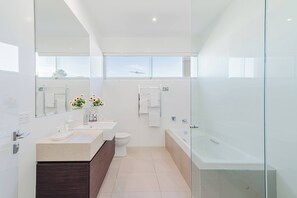 Douche, sèche-cheveux, serviettes fournies, shampoing