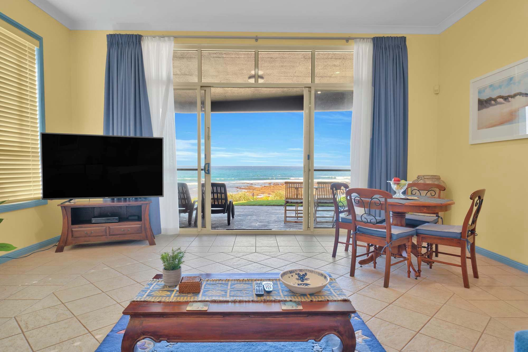 Télévision, chaîne hi-fi, espaces bureaux