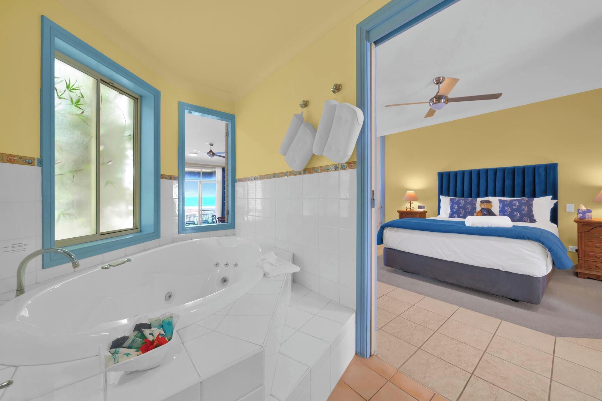 Ein Badezimmer mit Badewanne, Spiegel und einem Fenster mit Milchglas.