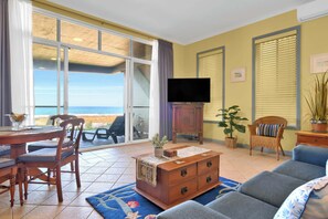 テレビ、ステレオ、書斎 / ワークスペース