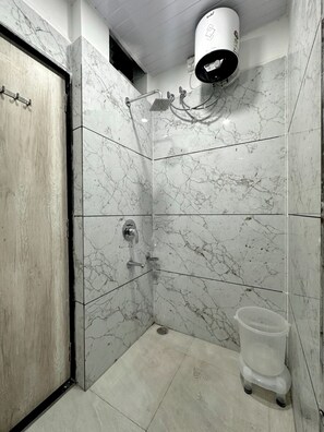 Deluxe Double Room | Bathroom - The Grand Chetak Inn (Indore)