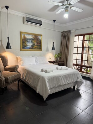 4 bedrooms, WiFi, bed sheets - A luxury home away from home in an upmarket suburb of Krugersdorp (Krugersdorp)