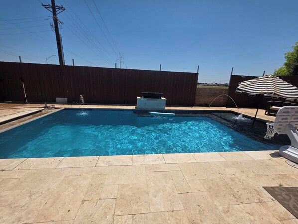 Una piscina al aire libre, una piscina climatizada