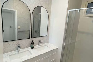 Shower, hair dryer, towels