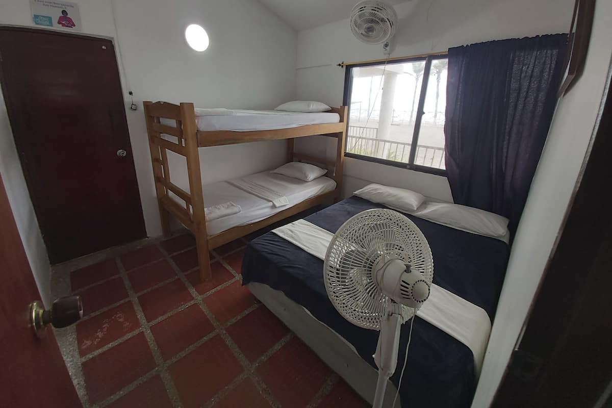 Camera familiare, vista mare | Una cassaforte in camera, Wi-Fi gratuito, lenzuola