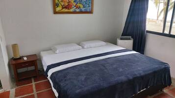 Familien-Suite, Balkon, Meerblick | Zimmersafe, kostenloses WLAN, Bettwäsche