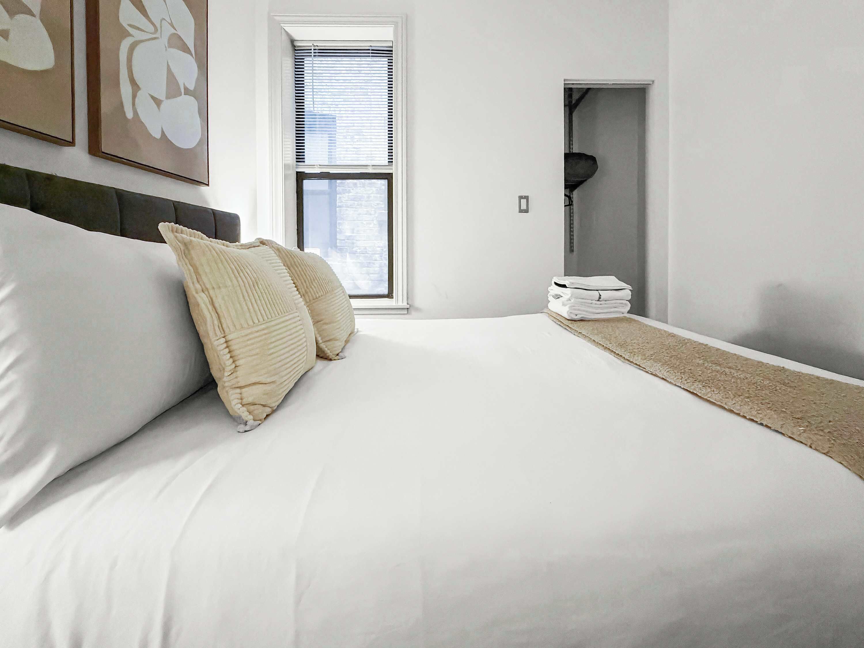 4 chambres, fer et planche à repasser, lit de bébé portatif