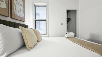 4 chambres, fer et planche à repasser, lit de bébé portatif