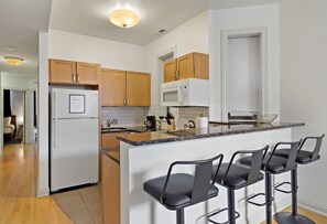 Kjøleskap, mikrobølgeovn, ovn og kokeplater