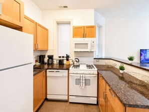 Frigorífico, microondas, horno y placa de cocina