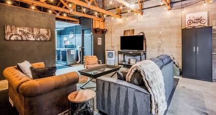 3BR Downtown Boho Hydeaway with Epic Garage Hangout for small gatherings