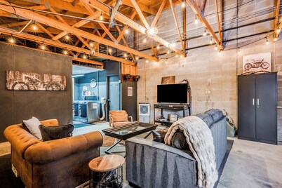 3BR Downtown Boho Hydeaway with Epic Garage Hangout for small gatherings