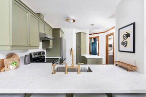 Réfrigérateur, four à micro-ondes, un four, surface de cuisson