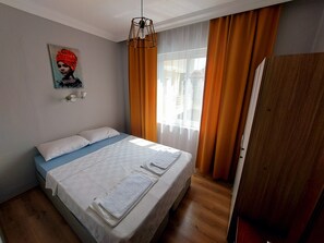 2 slaapkamers, een strijkplank/strijkijzer, reisbedje, gratis wifi