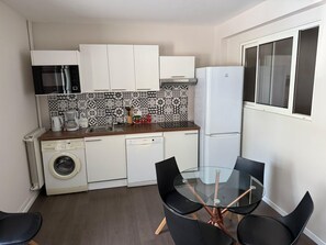 Køleskab, ovn, opvaskemaskine, kaffe-/temaskine