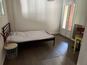3 bedrooms, iron/ironing board, bed sheets