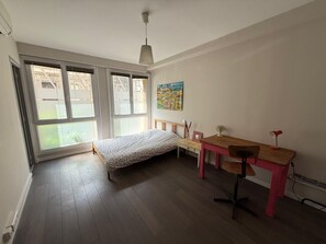 3 bedrooms, iron/ironing board, bed sheets