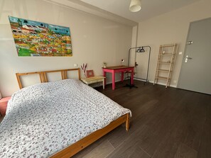 3 bedrooms, iron/ironing board, bed sheets