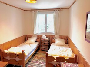 2 室のベッドルーム、アイロン / アイロン台、ベッドシーツ